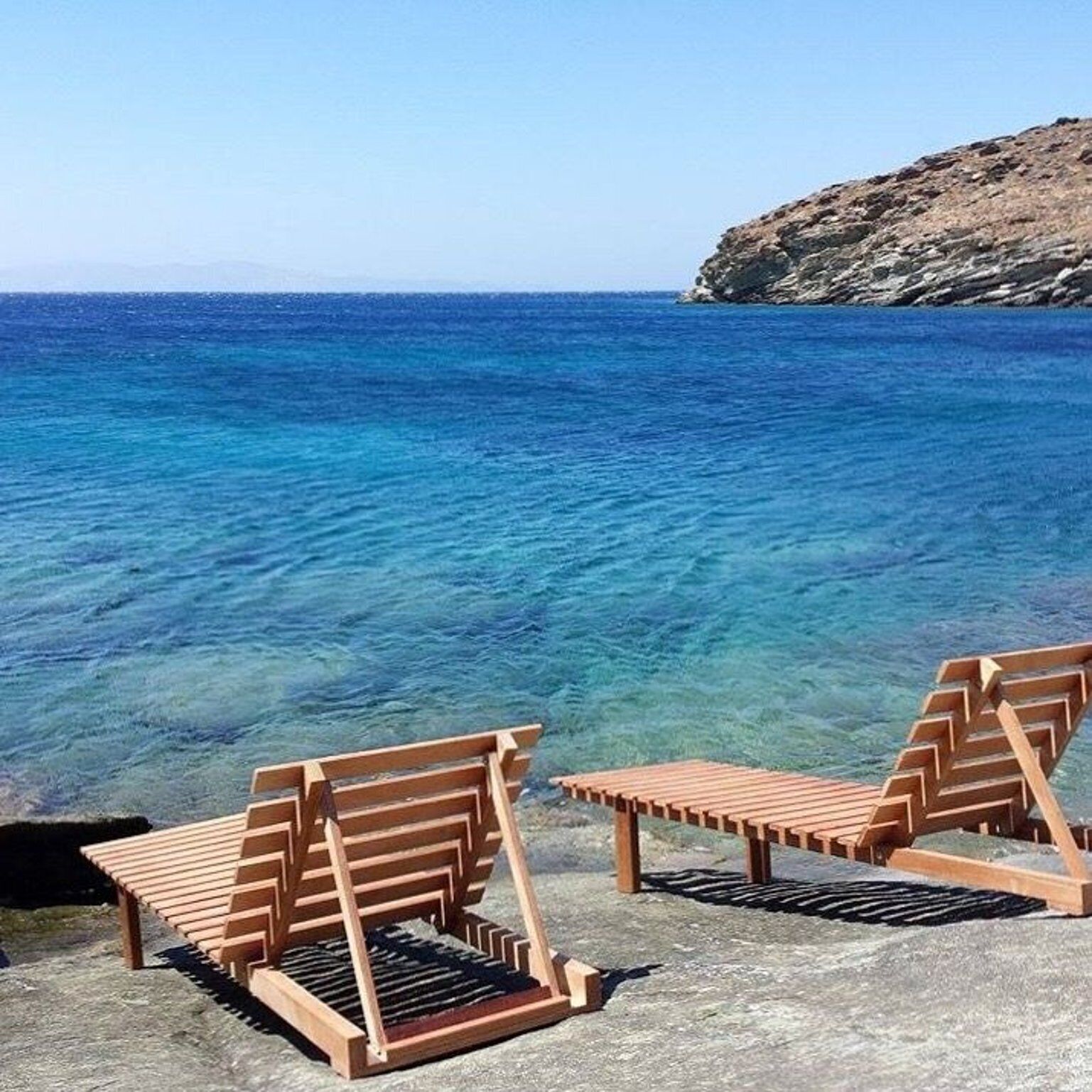 Nær stranden og solsenger