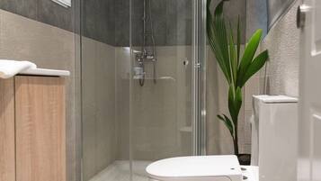 Douche, serviettes fournies, savon, shampoing