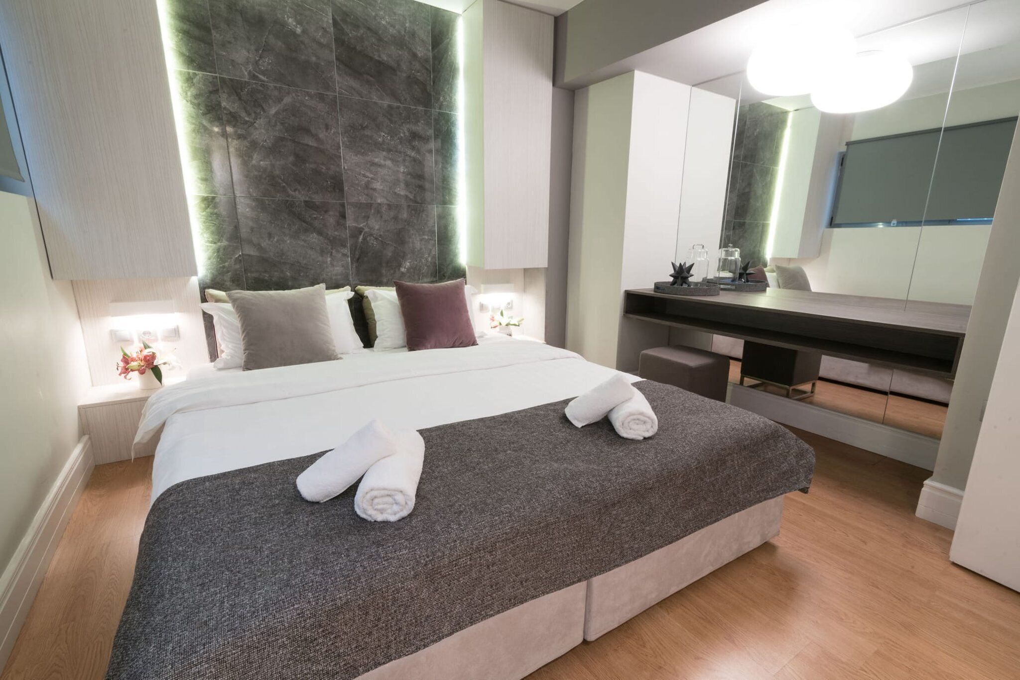 1 slaapkamer, een kluis op de kamer, een strijkplank/strijkijzer
