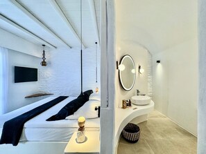 1 bedroom, in-room safe, iron/ironing board, free WiFi
