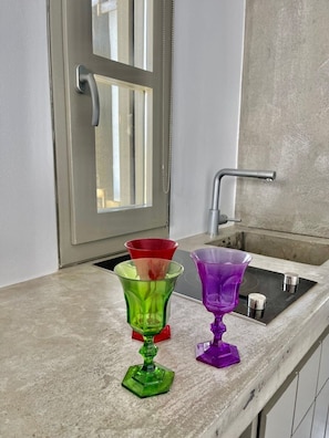 Una cocina con una encimera, un lavamanos y una puerta con manija.