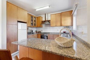 Fridge, microwave, oven, stovetop - Holiday Home 'Dunas Das Marinhas' with Sea View, Private Terrace and Wi-Fi (Marinhas)