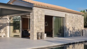 A modern house with a swimming pool, stone walls, and a covered patio area. - Villa Thyonea, 2BDR, Private Heated Pool, Furnished Terrace, Lefkada (Lefkada)