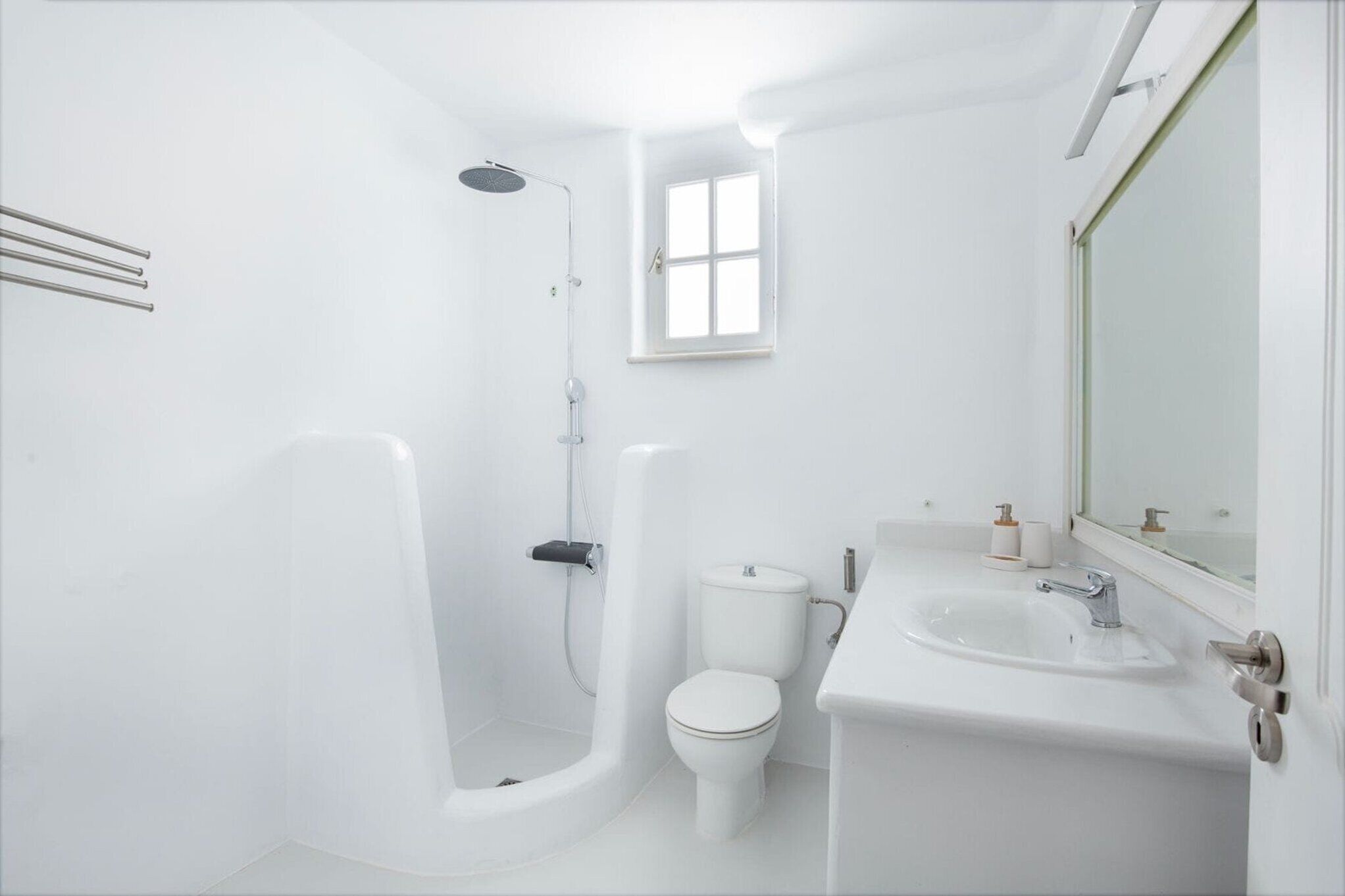 Douche, serviettes fournies, savon, shampoing