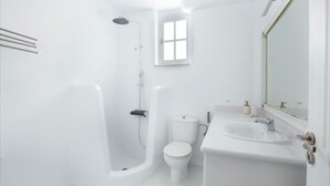 Ein modernes Badezimmer mit Badewanne, Toilette und Waschbecken.