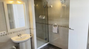 Regadera, toallas, papel de baño 