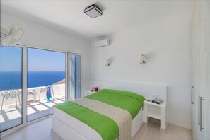 3 bedrooms, in-room safe, iron/ironing board, free WiFi - Aegle Seafront Villa, 3 Bedrooms, Private Infinity Pool, Agios Stefanos, Syros (Syros)