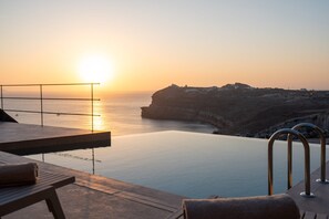 An infinity pool with a view of the sea and a cliff at sunset. - Villa Kleonika, 2 BDR, Wonderful Seaviews, Private Pool, Santorini (Santorini)