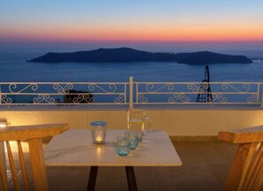 Outdoor dining - Kallisti Suite, Hot Tub & Caldera View, Imerovigli (Santorini)