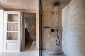 Shower, towels, soap, shampoo - Kallisti Suite, Hot Tub & Caldera View, Imerovigli (Santorini)