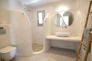 Shower, towels, soap, shampoo - Villa Ioneira, Sea Views, Outdoor Hot Tub, Furnished Terrace, Santorini (Santorini)