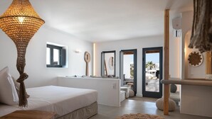 Une chambre à coucher moderne avec un grand lit, une lampe en fibres naturelles et une vue sur l’extérieur.