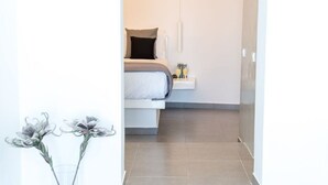 Une salle de bain moderne équipée d’une douche, de toilettes et d’un lavabo.