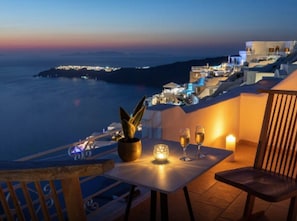 Outdoor dining - Nereid Suite, Hot Tub & Caldera View, Imerovigli (Santorini)