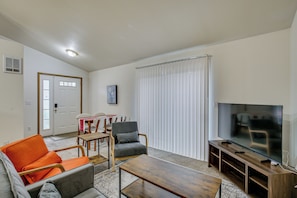 House (2 Bedrooms) | Interior - Willamette Wine Country Stay! Walk to Rainbow Lake (Eugene)