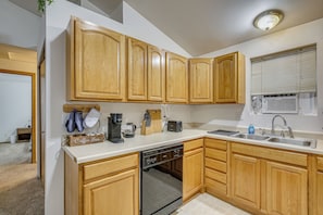 House (2 Bedrooms) | Interior - Willamette Wine Country Stay! Walk to Rainbow Lake (Eugene)