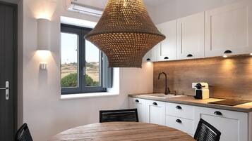 Fridge, stovetop, coffee/tea maker, electric kettle