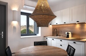 Kühlschrank, Herdplatte, Wasserkocher mit Kaffee-/Teezubehör