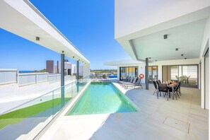 A heated pool - Villa Vista Albufeira | Sea Views | Heated Pool | Walk to Marina (Albufeira)