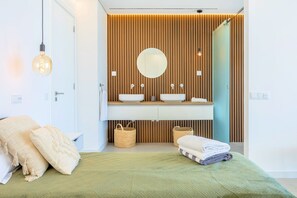 4 bedrooms, in-room safe, iron/ironing board, travel cot - Villa Vista Albufeira | Sea Views | Heated Pool | Walk to Marina (Albufeira)