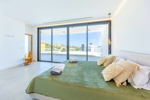4 bedrooms, in-room safe, iron/ironing board, travel cot - Villa Vista Albufeira | Sea Views | Heated Pool | Walk to Marina (Albufeira)