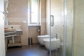 Comfort Double Room, 1 Double Bed, Balcony | Bathroom - B&B hiPaestum  (Capaccio Scalo)