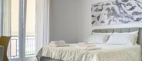 Chambre Confort double, balcon, vue sur la ville