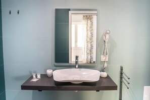 Familien-Vierbettzimmer, Balkon | Badezimmer