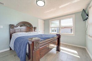 House (4 Bedrooms) | Interior - Lakefront Anglers Oasis in Holiday! 8 Mi to Beach (Holiday)