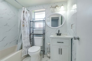 Interior - Lakefront Anglers Oasis in Holiday! 8 Mi to Beach (Holiday)