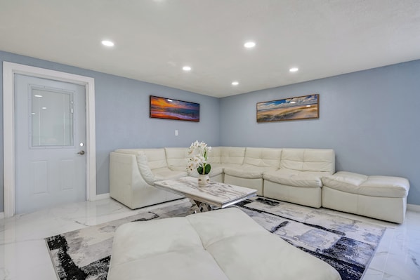 Interior - Lakefront Anglers Oasis in Holiday! 8 Mi to Beach (Holiday)