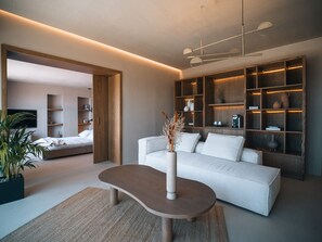 TV, music library - Rhethis Suite, Divine Sea Views, Infinity Pool, Oia (Santorini)
