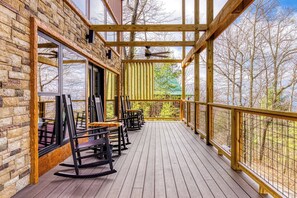 Terrace/patio - Beautiful Handicap Accessible Cabin (Sevierville)