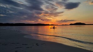 Nær stranden og strandhåndklær