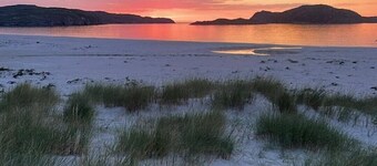 Taigh Mòr traditional Croft house, walking distance to beaches, Atlantic views.