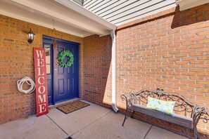 Interior - Great for Families! Quiet Auburn Getaway w/ Deck (Auburn)