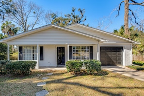 A single-story house with a covered porch, a garage, and a well-maintained lawn. - 2 Mi to Fsu: Pet-friendly Retreat w/ Private Yard (Tallahassee)