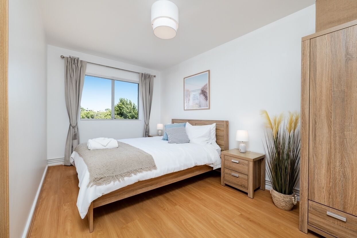 Escriptori, planxa i posts de planxar, wifi i roba de llit 