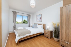 Escritorio, tabla de planchar con plancha, wifi y ropa de cama