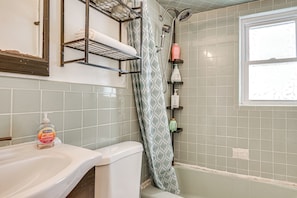 Apartment (2 Bedrooms) | Interior - 2 Mi to UBS Arena & Belmont Park: Suburban Escape (Elmont)