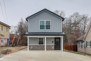 A two-story house with a garage, a satellite dish, and a brick foundation. - Close to Downtown Ashland! Convenient Suite (Ashland)