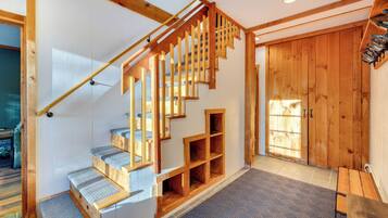 House (5 Bedrooms) | Interior