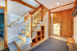 House (5 Bedrooms) | Interior - Resort-style Community! Quechee Chalet w/ Deck (Quechee)