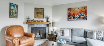 Lake-view Townhome w/ Pool Access in Houston Area!
