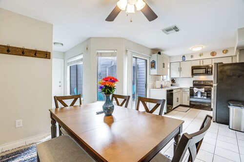 Lake-view Townhome w/ Pool Access in Houston Area!