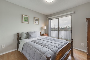 Interior - Lake-view Townhome w/ Pool Access in Houston Area! (Missouri City)