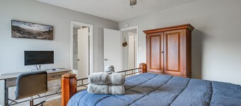 Lake-view Townhome w/ Pool Access in Houston Area!