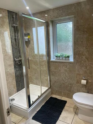 Shower, hair dryer, towels - 2 Bed Cottage - Sleeps 5 - Pets - Parking - Garden (Liskeard)