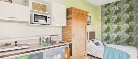 Coffee/tea maker, fridge, microwave, electric kettle