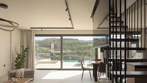 Een moderne woonkamer met een grote schuifdeur naar een balkon met een prachtig uitzicht.